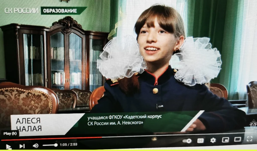 Школьница из Луганской области перед началом учебного года