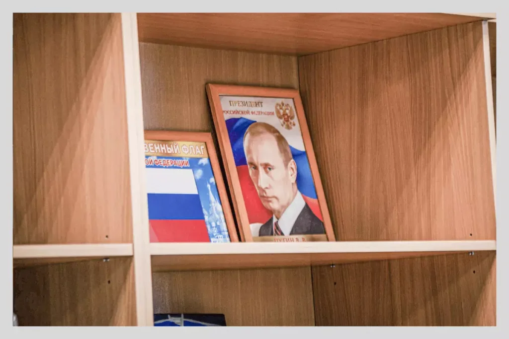 Портрет В. В. Путина на полке в учебном классе одной из школ в Брянске. Фото: Серафим Миронов.