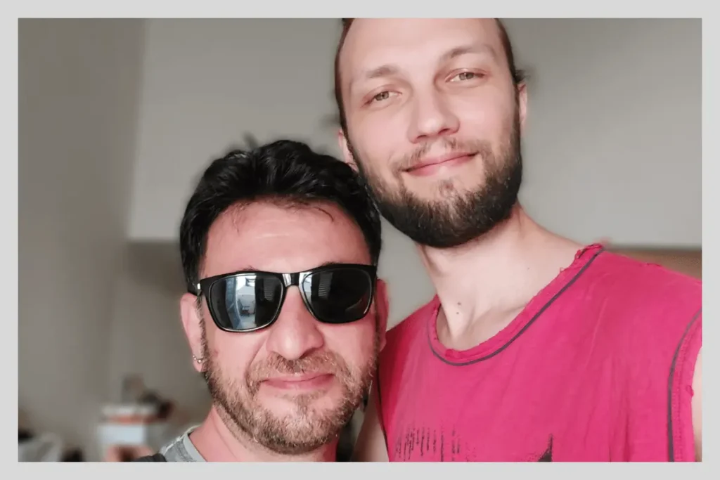 Автопортрет Саши Вечканова с мужем Майклом перед отправкой Майкла на фронт 7 октября 2023, Тель-Авив. Фото: из личного архива.