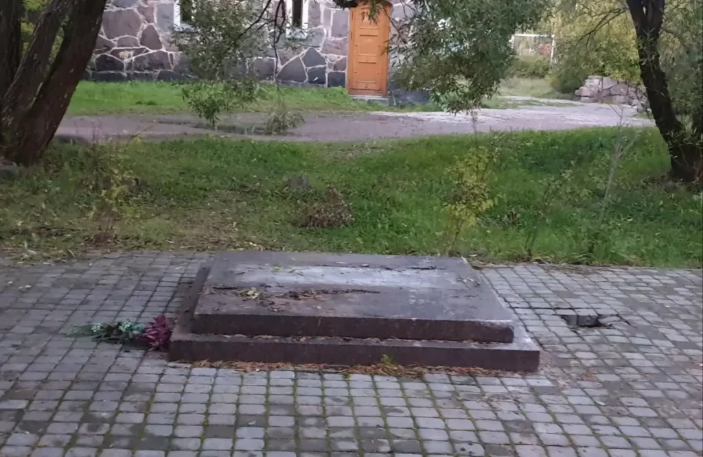 Пустой постамент после демонтажа двух памятников финским солдатам в Приозерске. Фото: скриншот видео ВКонтакте, vk.com/prio_rio.