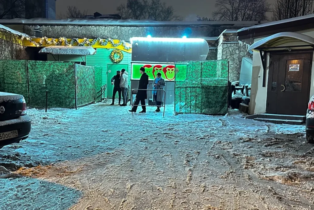 Вход в клуб “Три обезьяны”. Фото: Арден Аркман.