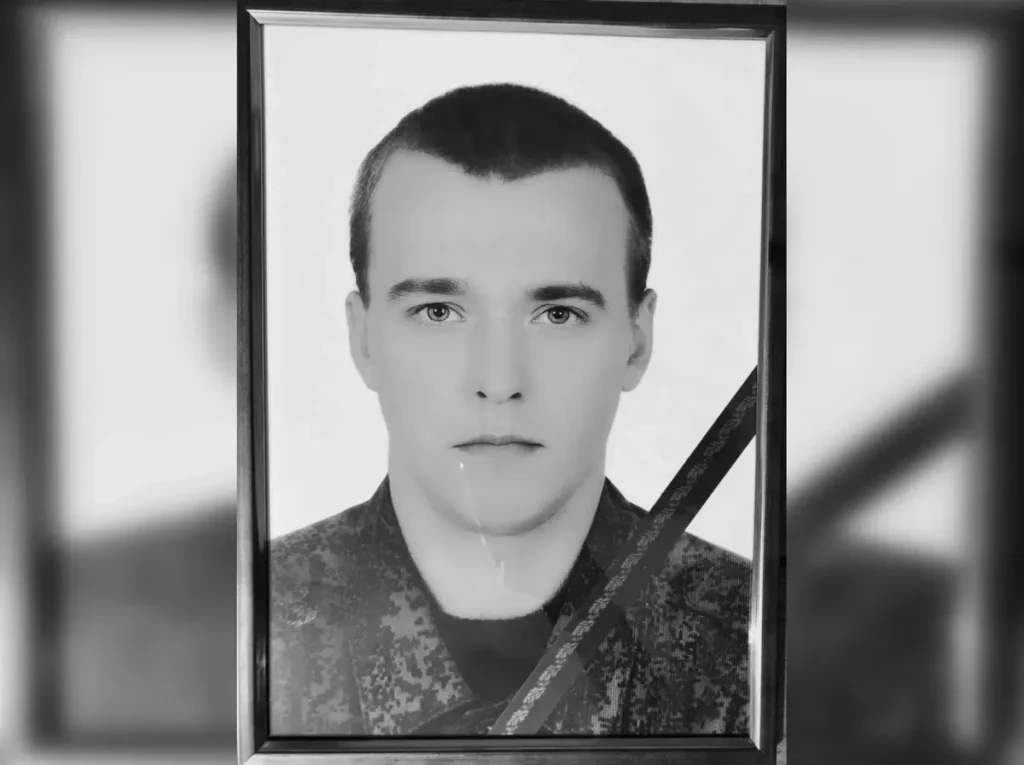 Портрет Владислава Еренчука с траурной лентой, опубликованный в паблике VK «Мемориал героев» 4 мая 2022 с подписью «Героически погиб под Новобахмуткой».