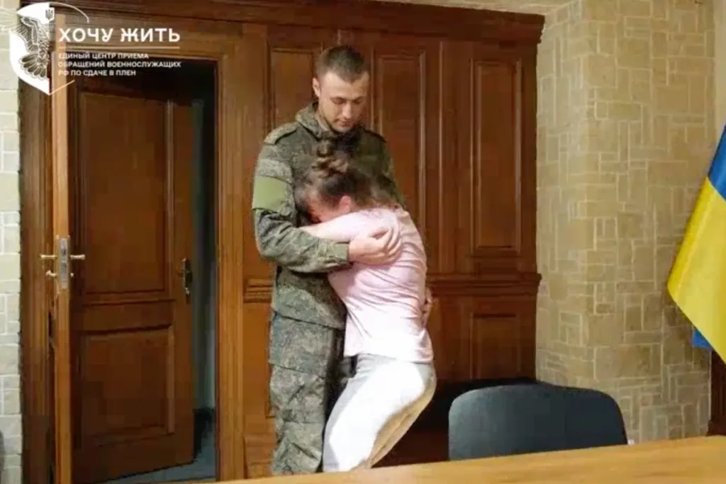 Военнопленный Евгений Калашников обнимает мать на встрече в эфире украинского проекта «Хочу жить» в августе 2023. Источник: скриншот видео из телеграм-канала проекта «Хочу жить».