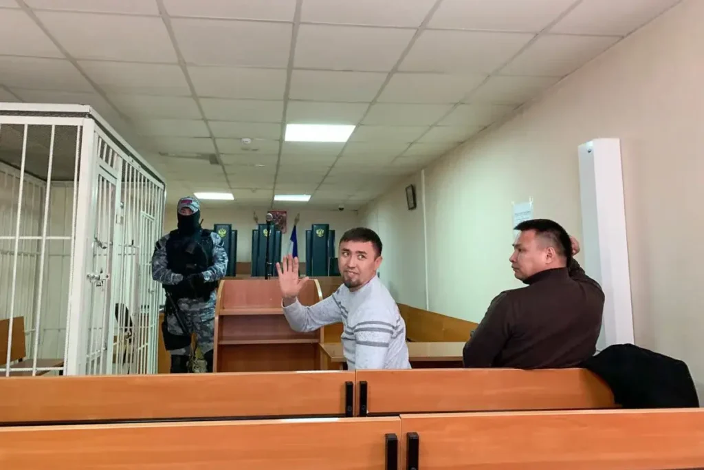 Фаиль Алсынов (в центре) с адвокатом в Баймакском районном суде в день объявления обвинительного приговора 17 января, Башкортостан. Фото: телеграм-канал Куштау Байрам.