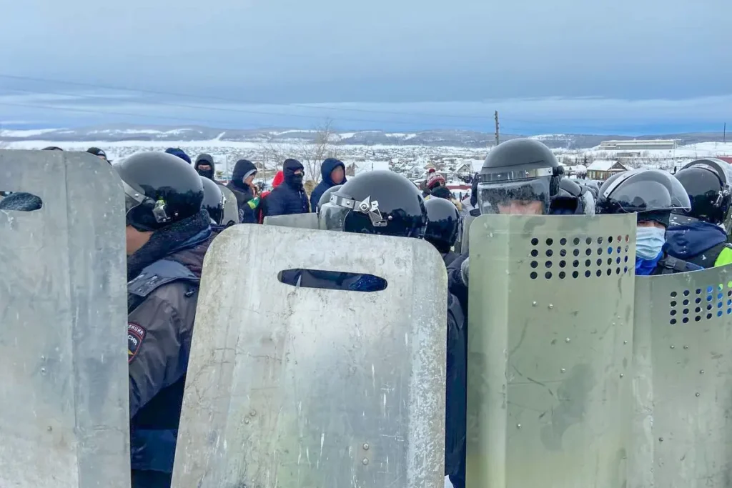 Полиция в день оглашения обвинительного приговора Фаилю Алсынову в Баймакском районном суде 17 января, Башкортостан. Фото: специальный корреспондент «Верстки».