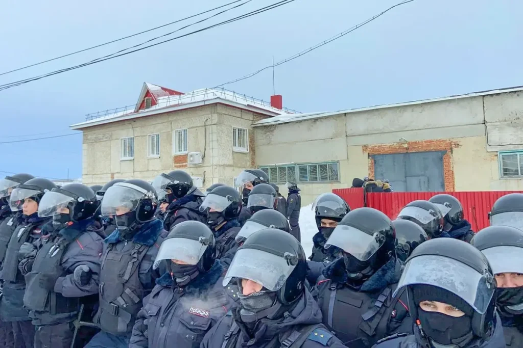 Полиция перекрыла проход к Баймакскому районному суду 17 января, Башкортостан. Фото: специальный корреспондент «Верстки».