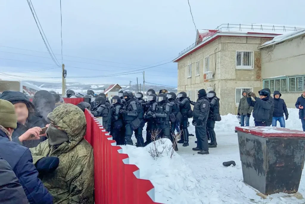 Полиция закрывает проход ко входу в Баймакский районный суд 17 января, Башкортостан. Фото: специальный корреспондент «Верстки».