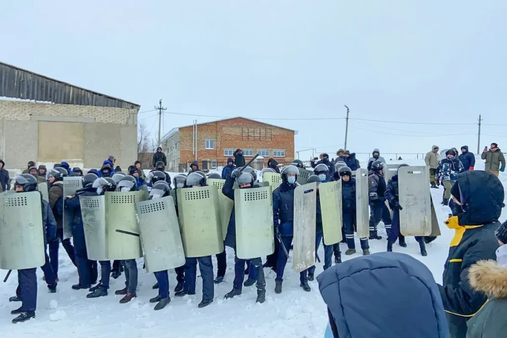 Полиция в день оглашения обвинительного приговора Фаилю Алсынову в Баймакском районном суде 17 января, Башкортостан. Фото: специальный корреспондент «Верстки».