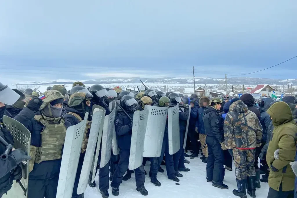 Протесты в день оглашения обвинительного приговора Фаилю Алсынову в Баймакском районном суде 17 января, Башкортостан. Фото: специальный корреспондент «Вёрстки».