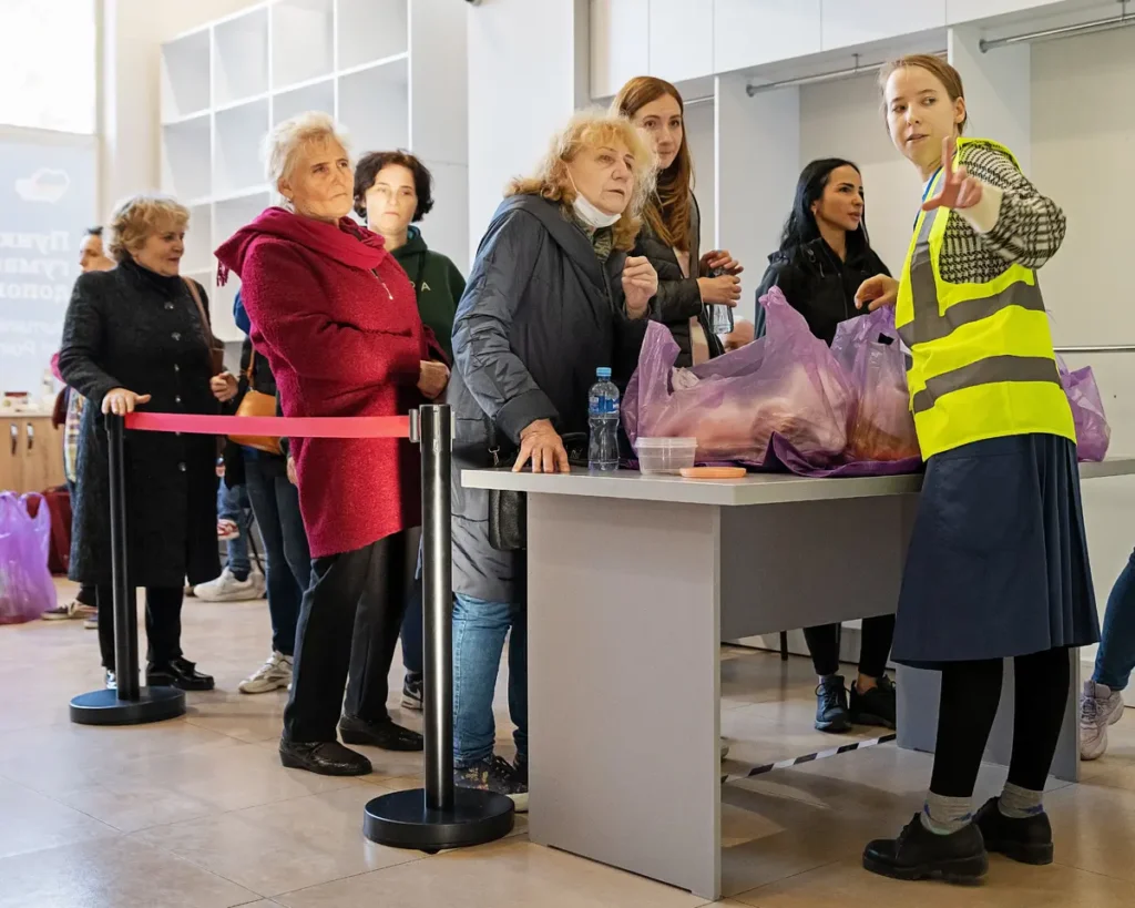 Подопечные и волонтер фонда Volunteers Tbilisi в отделении фонда. Фото: архив фонда Volunteers Tbilisi.