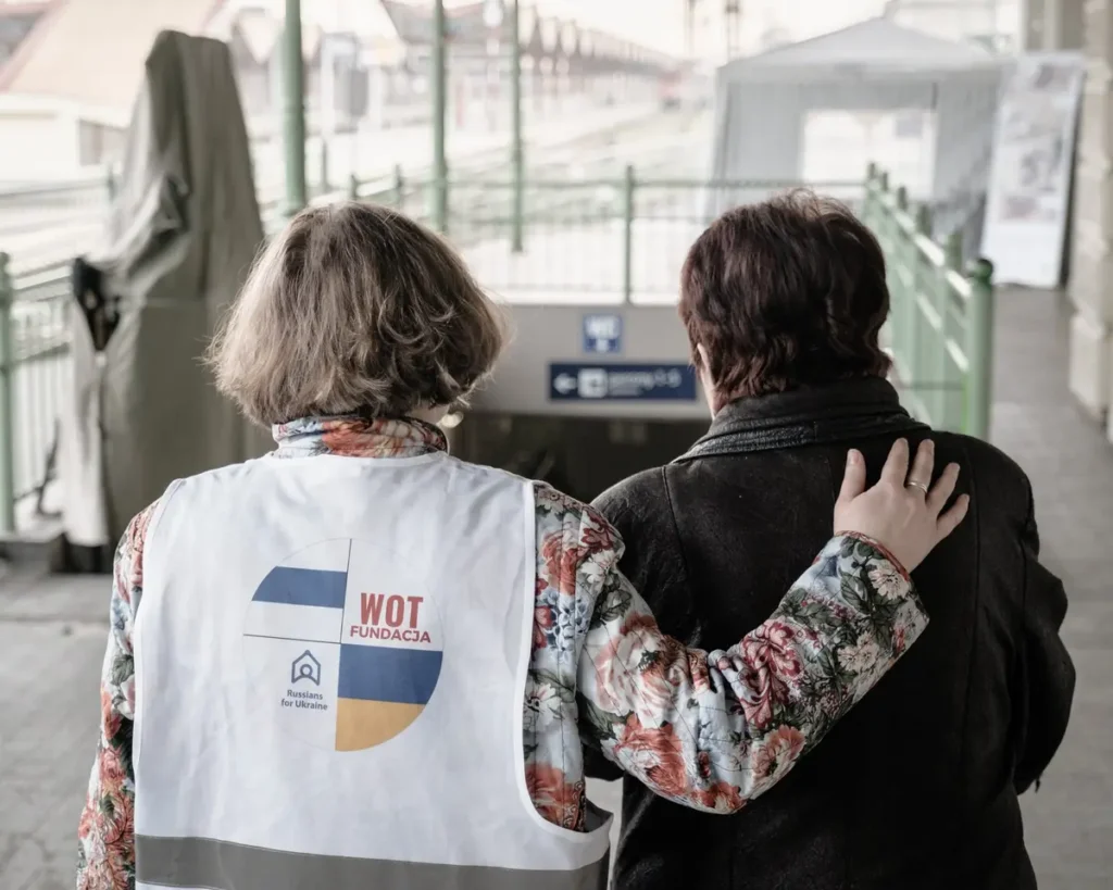 Волонтерка фонда Russians for Ukraine вместе с беженкой на границе Польши и Украины. Фото: архив фонда Russians for Ukraine.