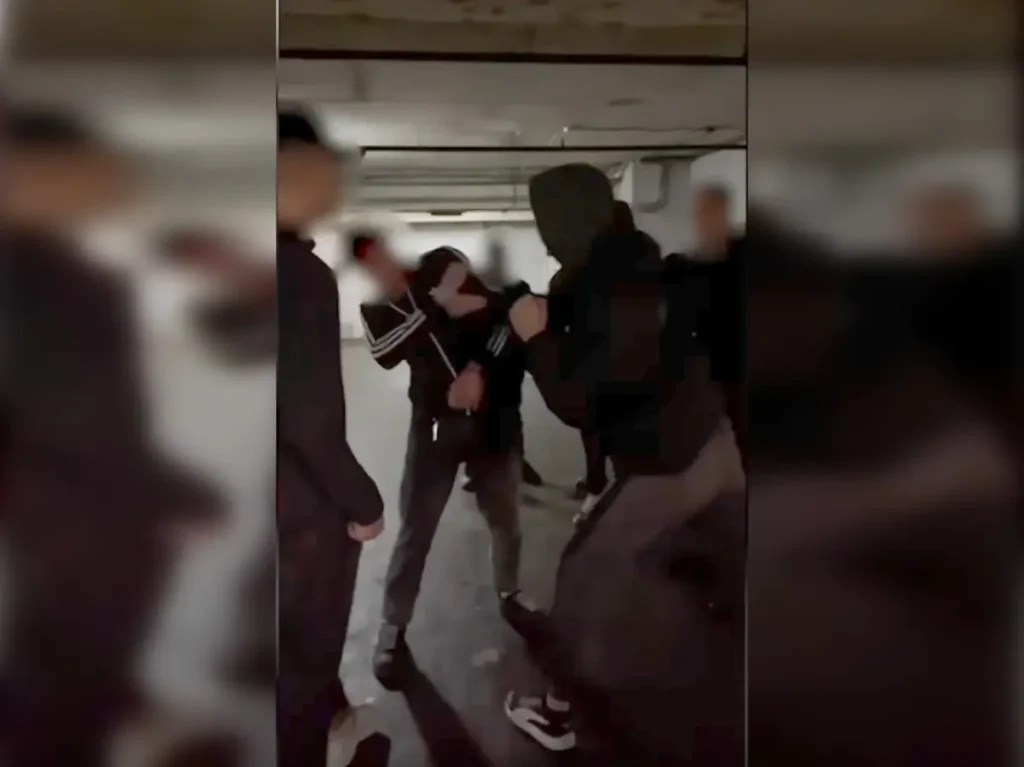 Скриншот из видео с дракой при участии несовершеннолетних в Белгороде. Источник: Youtube-канал ГТРК Белгород.