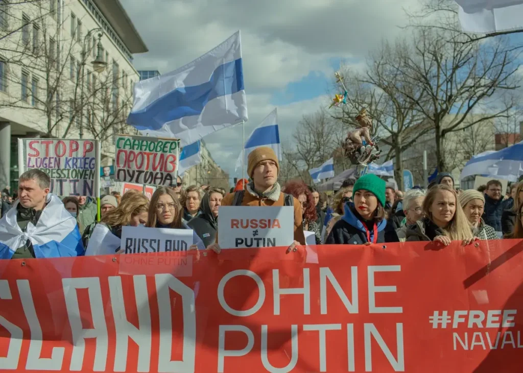 Протестующие во время акции «Полдень против Путина» у посольства России в Берлине. Фото: Ангелина Заглушкина.