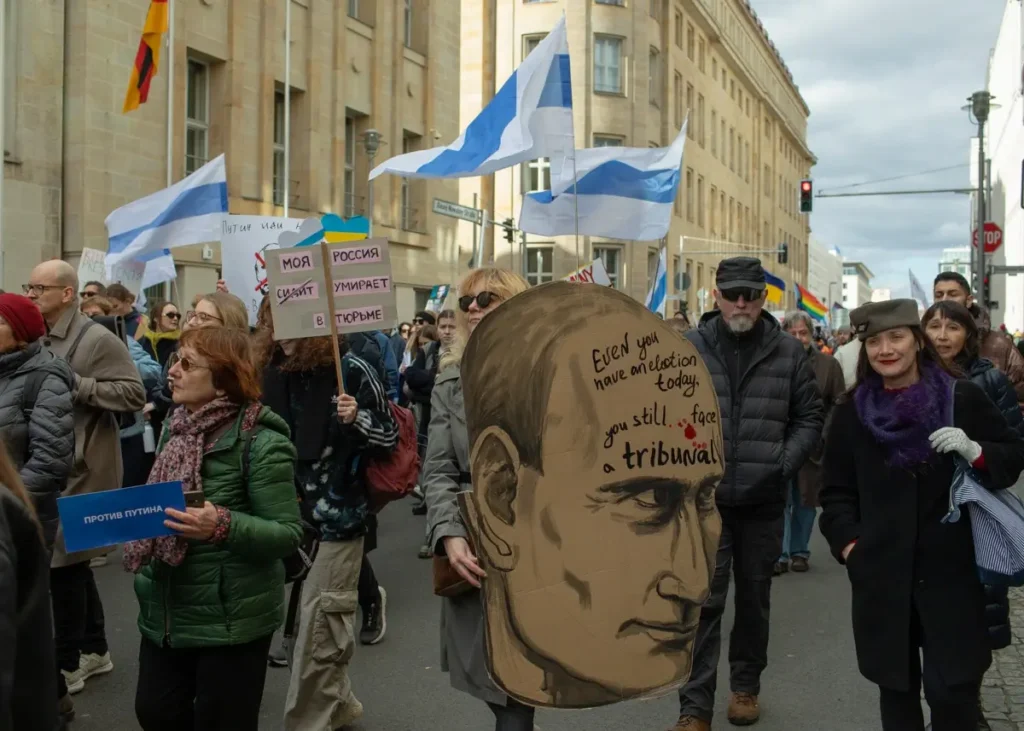 Протестующие во время акции “Полдень против Путина” у посольства России в Берлине. Фото: Ангелина Заглушкина.