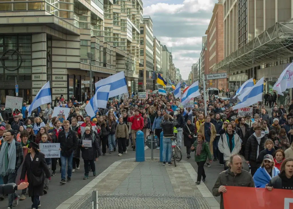 Протестующие во время акции «Полдень против Путина» у посольства России в Берлине. Фото: Ангелина Заглушкина.
