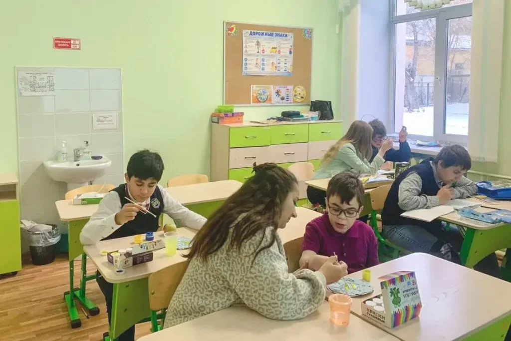 Подопечные и тьюторы АНО «Диада+1» во время занятия. Фото: предоставлено АНО «Диада+1».