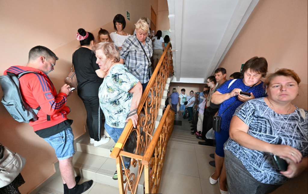 Беженцы в очереди за гуманитарной помощью в Курске