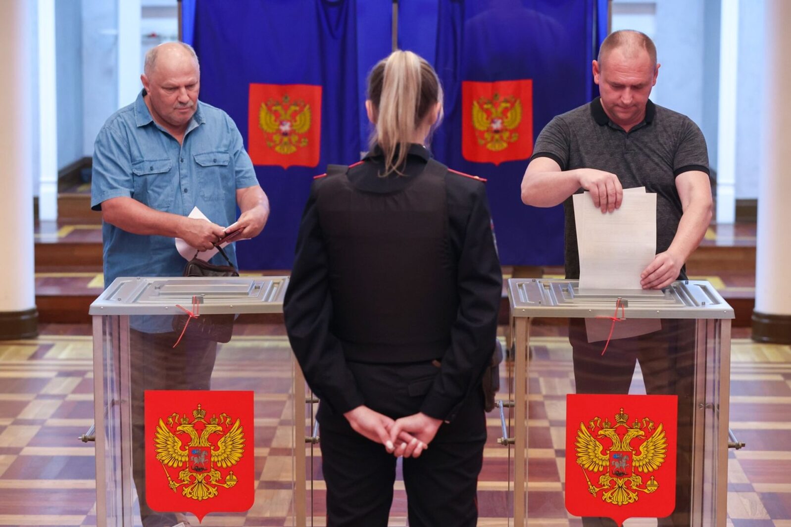 Голосование на избирательном участке в концертном зале «Ассамблея» в Единый день голосования 2024 года