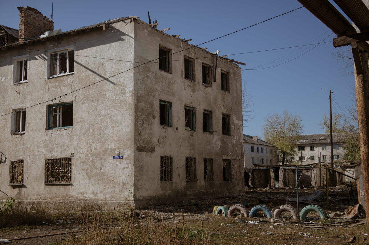 Повреждённое здание в Мирнограде
