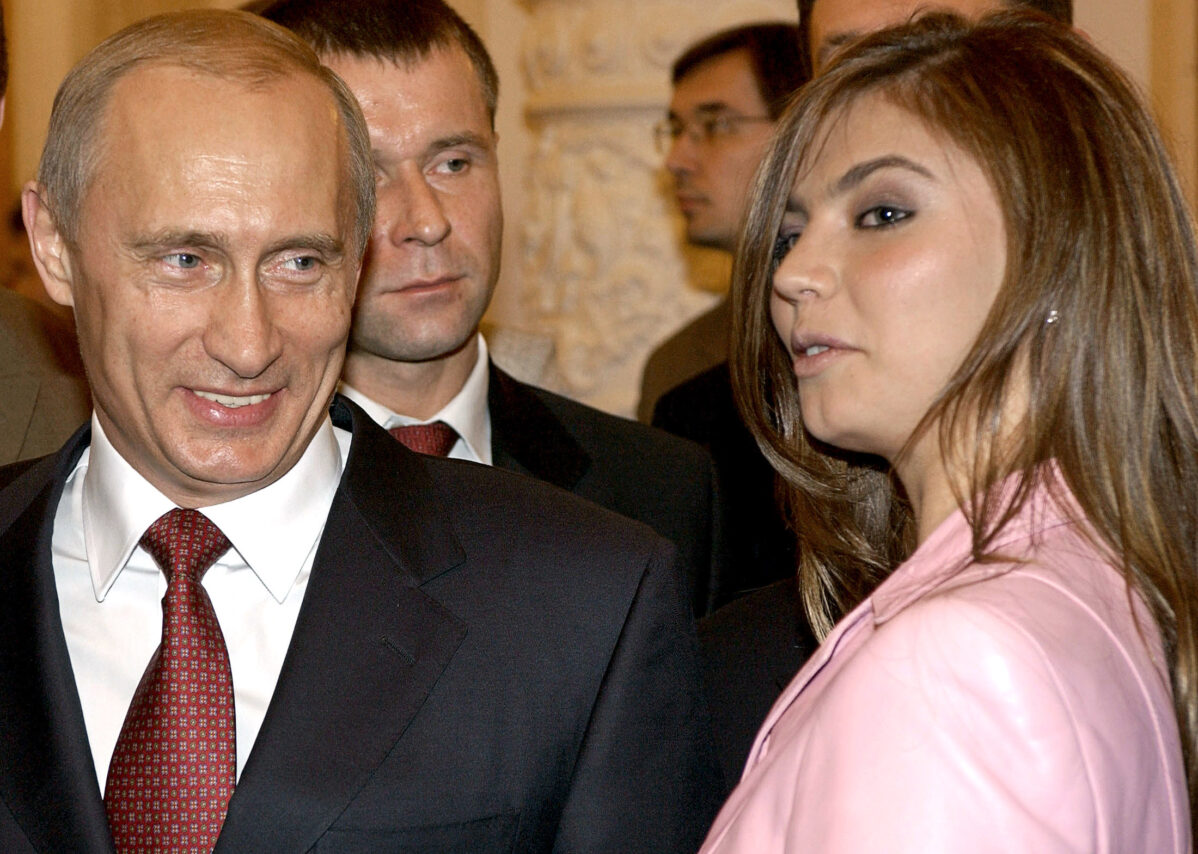Владимир Путин c Алиной Кабаевой во время встречи с российской олимпийской сборной