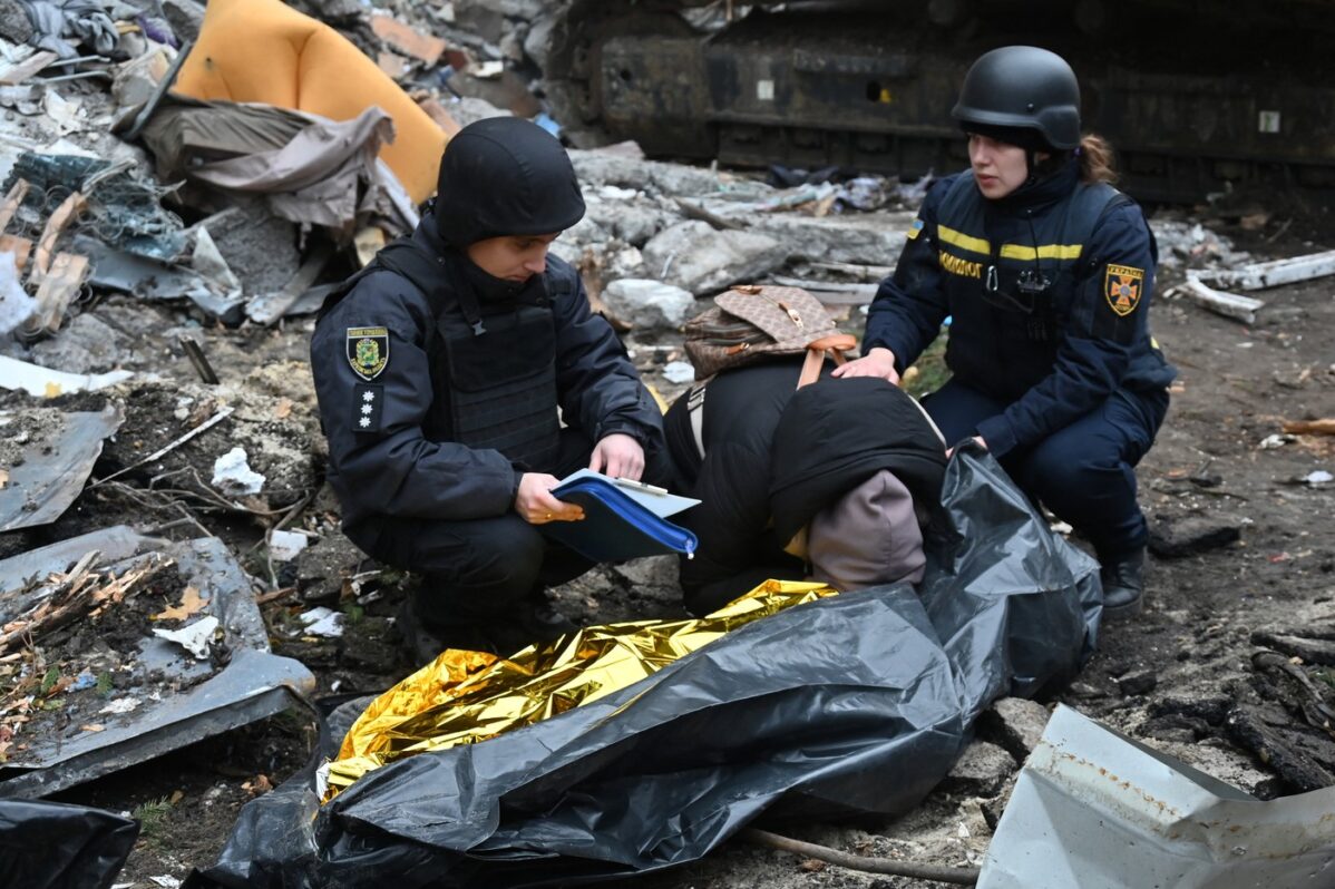 Украинские силовики успокаивают женщину, плачущую над телом её 15-летнего сына