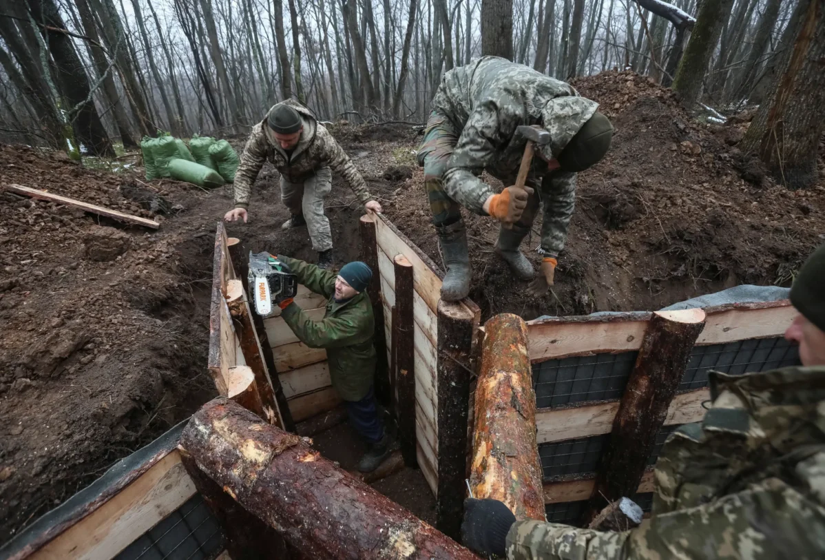 АЛТ: Ситуация в зоне «СВО»: Украинские военнослужащие возводят фортификационные сооружения в Харьковской области
