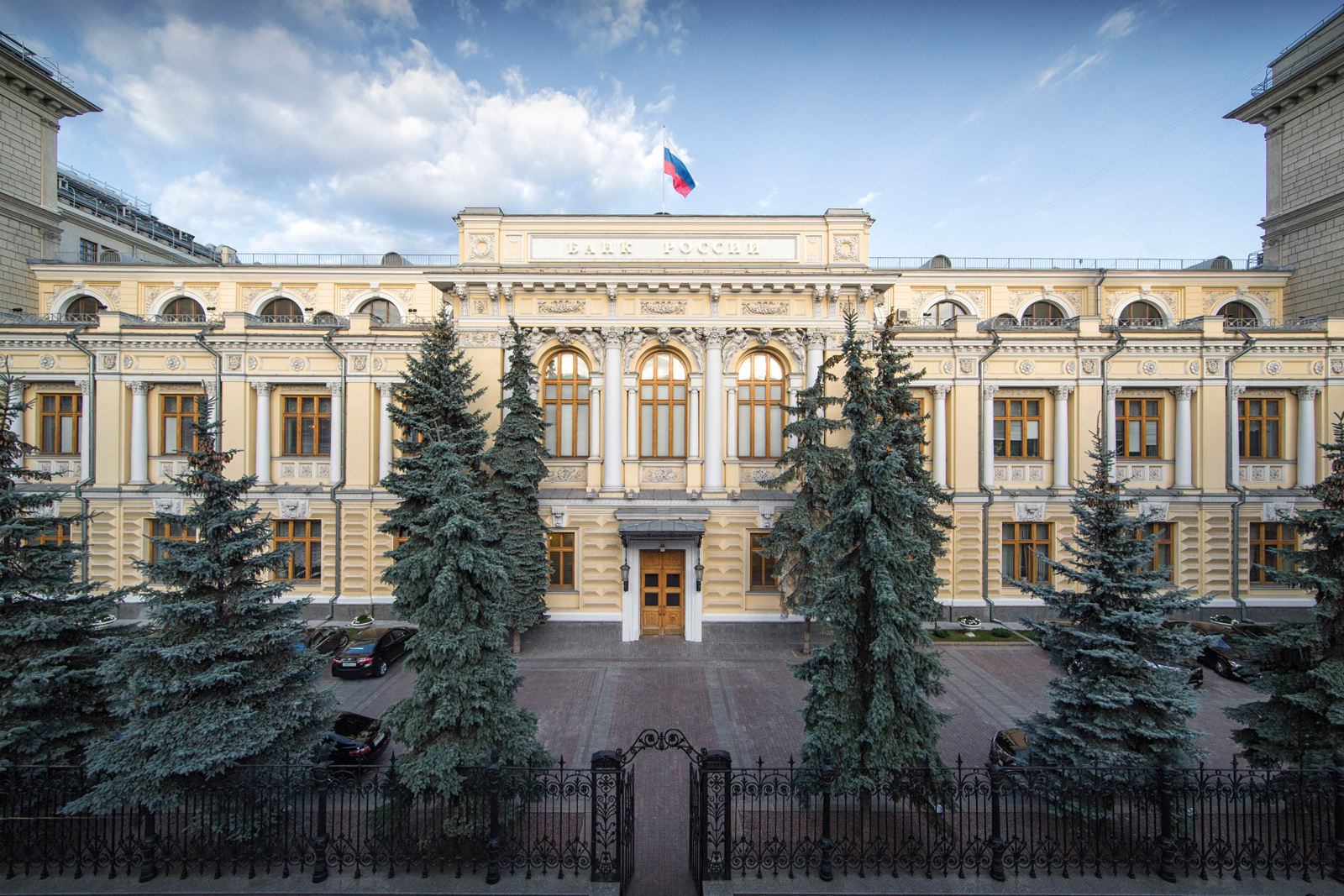 Центробанк не стал повышать ключевую ставку вопреки прогнозам. Против повышения выступало окружение Путина