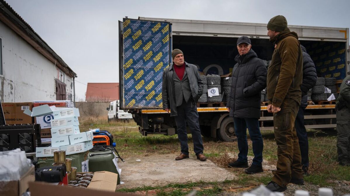 «Губернатор» Херсонской области Владимир Сальдо (в центре) принимает участие в сбор гуманитарной помощи для участников СВО