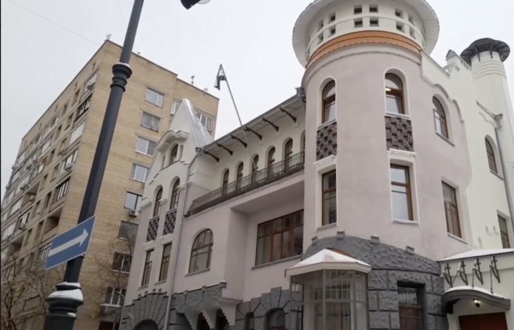 Над посольством Сирии в Москве подняли флаг сирийской оппозиции