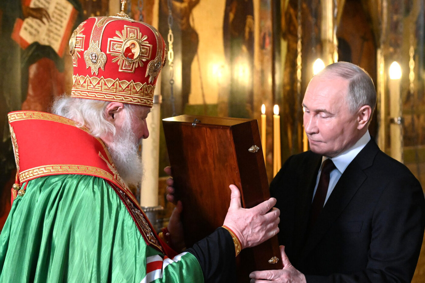 Патриарх Кирилл и Владимир Путин во время молебна в день вспуления Путина в должность президента России, Благовещенский собор Кремля