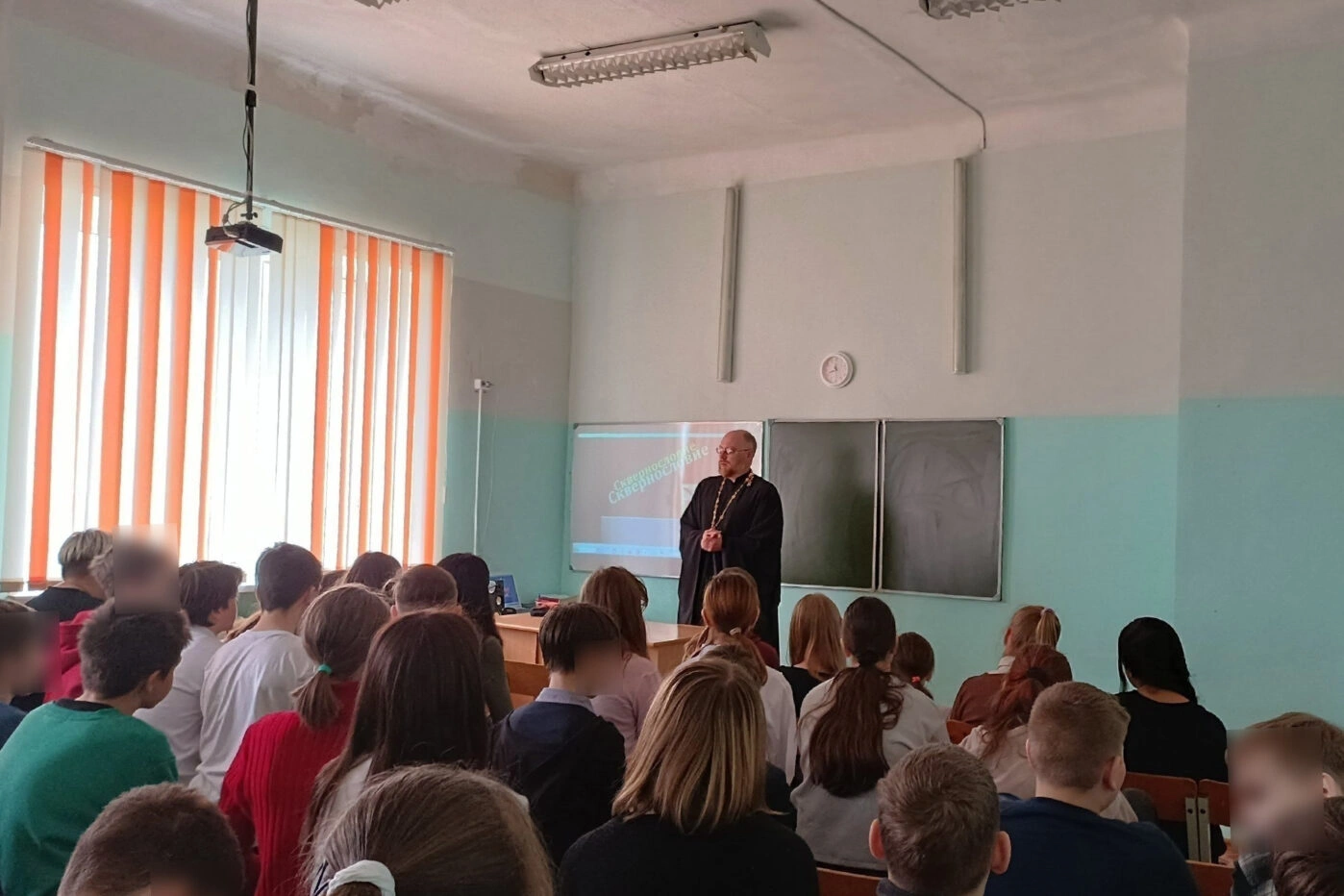 Клирик храма святого Спиридона Тримифунтского иерей Василий Зверев проводит беседу о вреде мата в смоленской школе