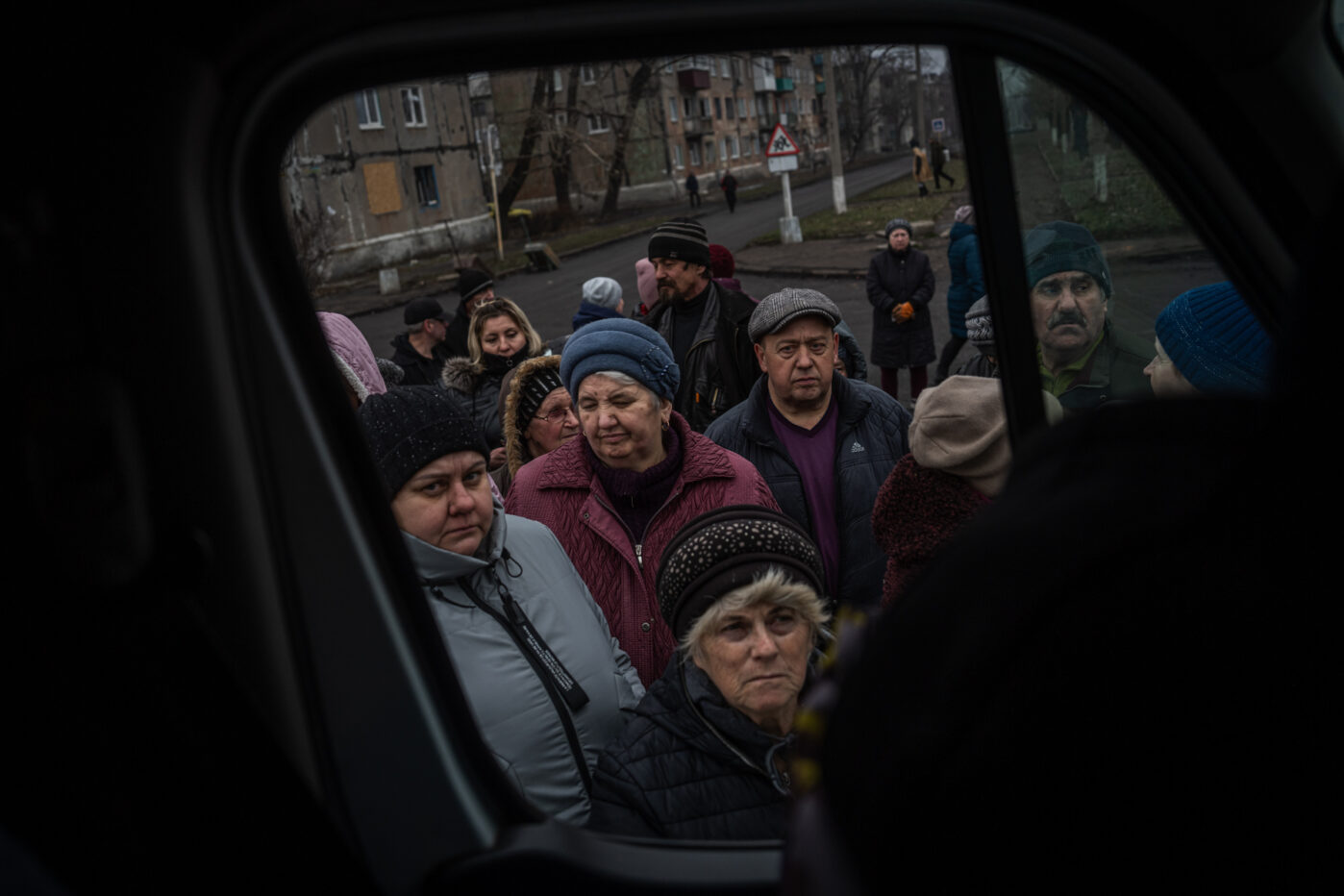 Мирные жители выстраиваются в очередь за помощью возле Покровска