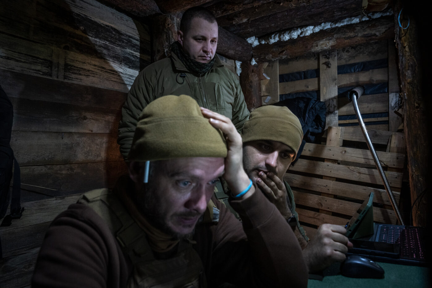 Украинские военнослужащие управляют разведывательным беспилотником в районе Покровска
