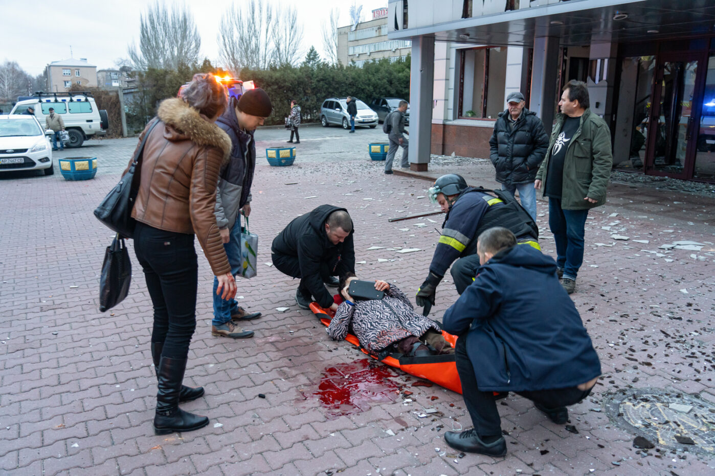 Женщина, раненная во время удара российскими КАБами по Запорожью 8 января 2025 года