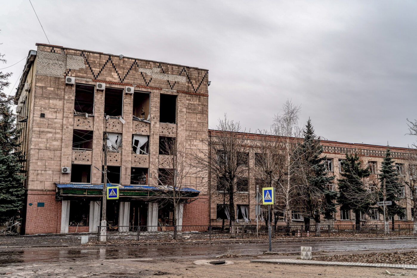 Вид на поврежденное здание во время эвакуации мирных жителей из прифронтового города Покровск