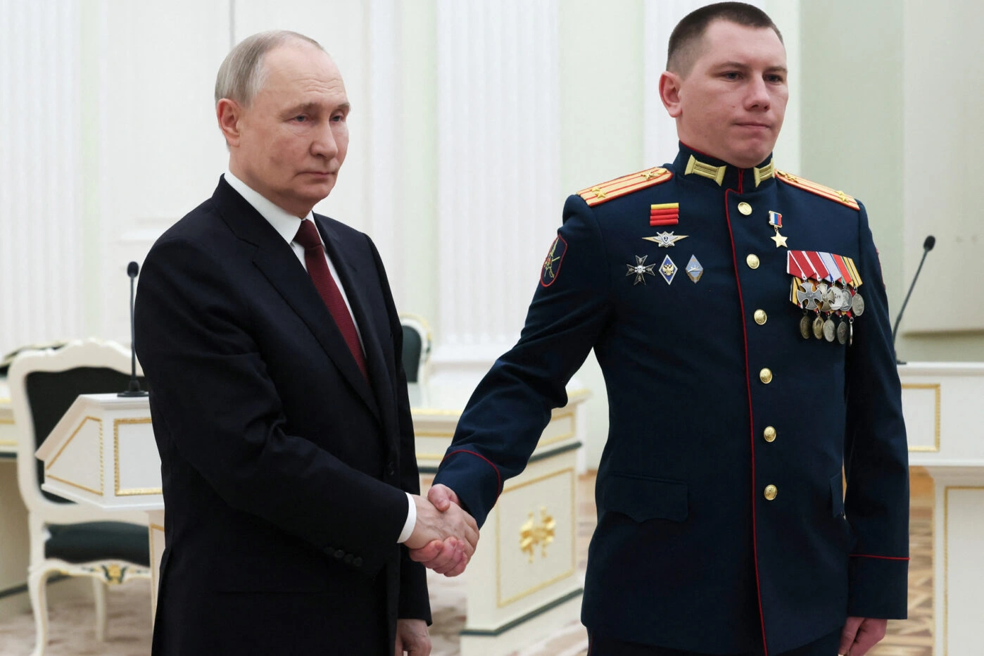 Владимир Путин вручает медаль «Золотая Звезда» Герою России военнослужащему во время церемонии в Кремле в Москве, Россия