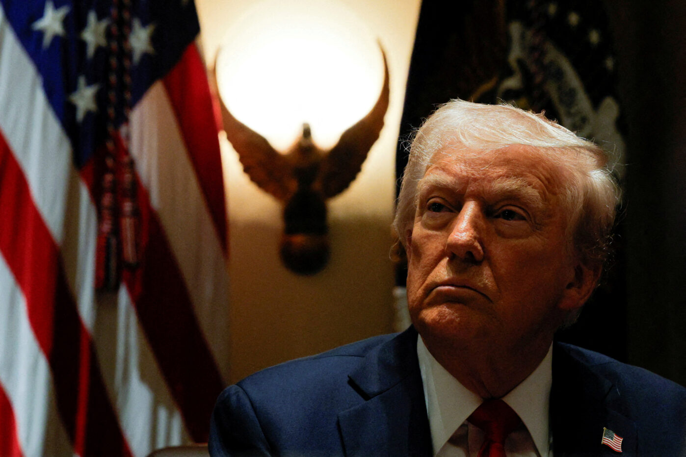 Президент США Дональд Трамп проводит первое заседание кабинета министров в Белом доме в Вашингтоне