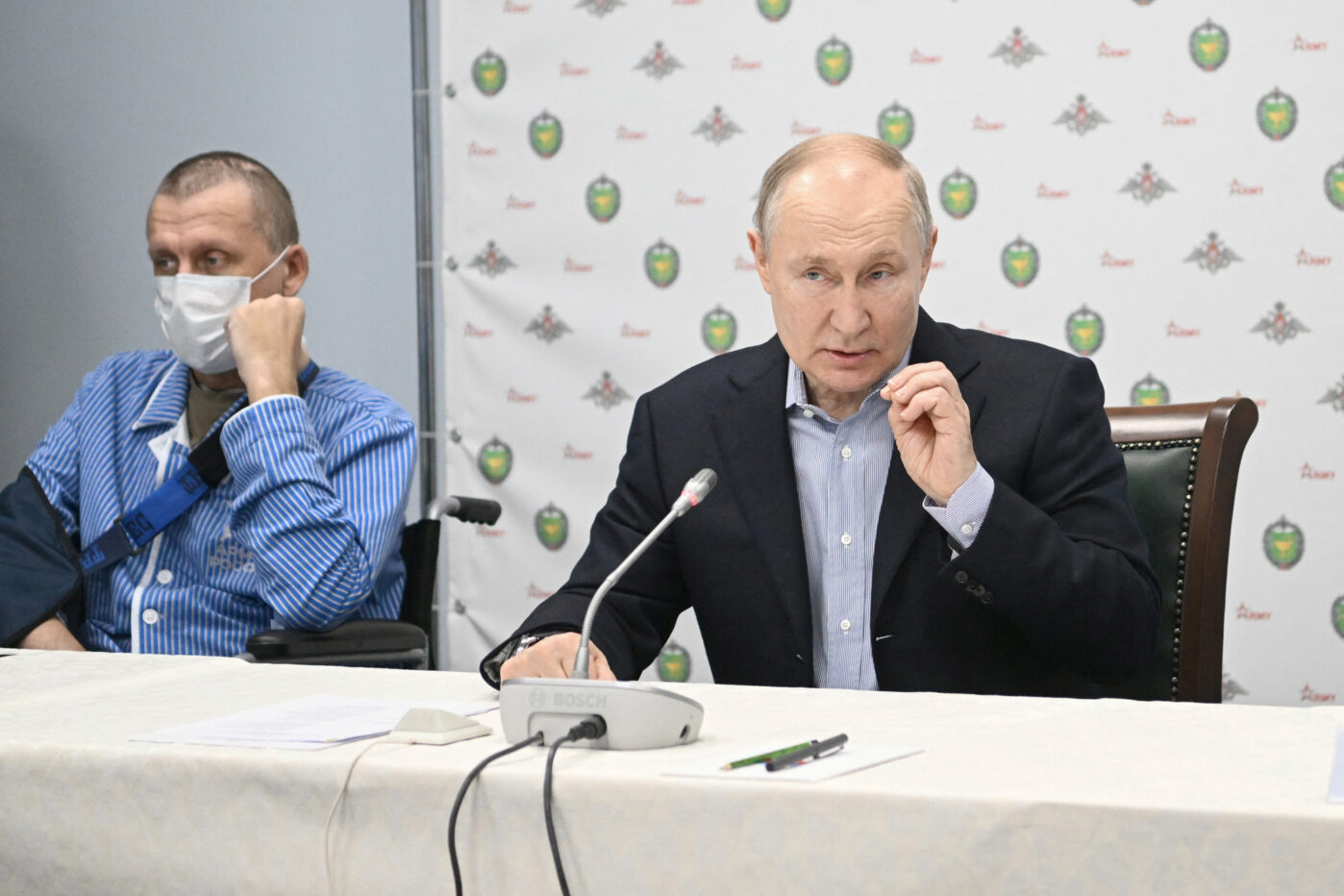 Владимир Путин встречается с военнослужащими, получившими ранения в войне в Украине, в госпитале имени А. А. Вишневского Министерства обороны России на окраине Москвы