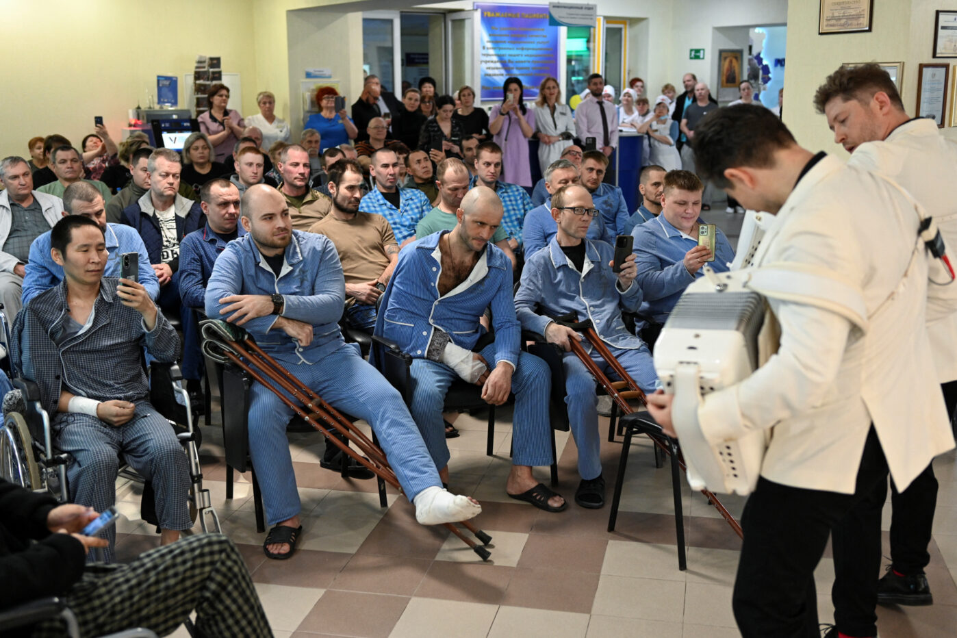 Раненые солдаты во время концерта в Южном окружном медицинском центре Федерального медико-биологического агентства в Ростове-на-Дону