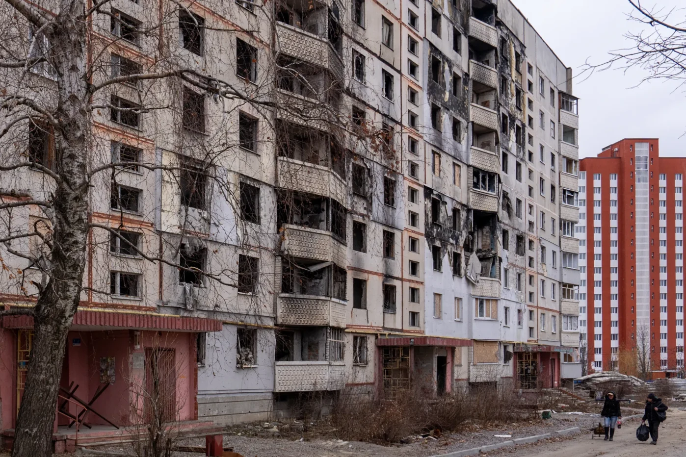 Поврежденный жилой дом в Харькове