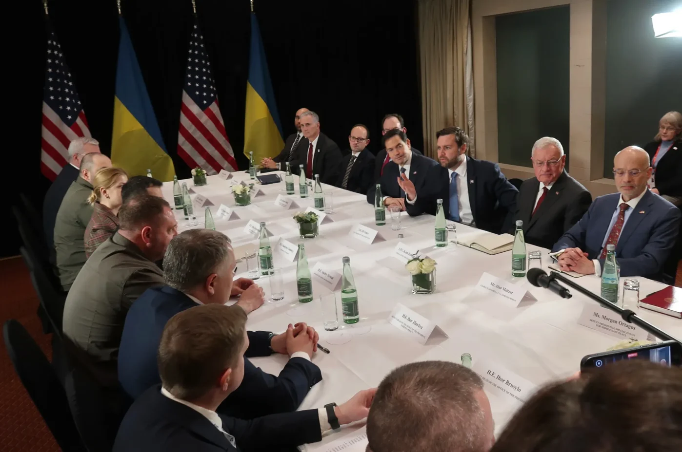 Специальный посланник США по Украине и России Кит Келлог и вице-президент США Дж. Д. Вэнс во время встречи на 61-й Мюнхенской конференции по безопасности