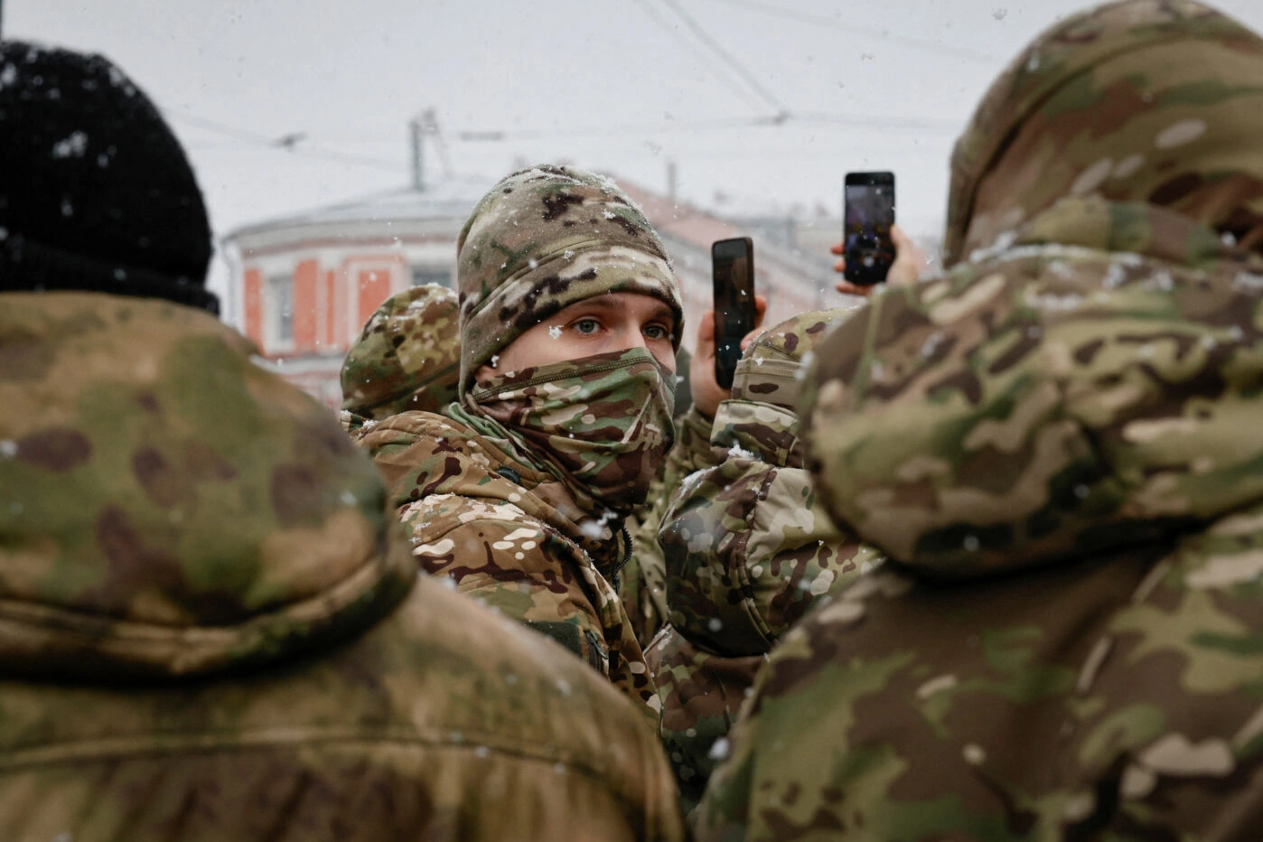 Добровольцы, вступившие в ряды российских вооруженных сил, во время Дня народного единства России