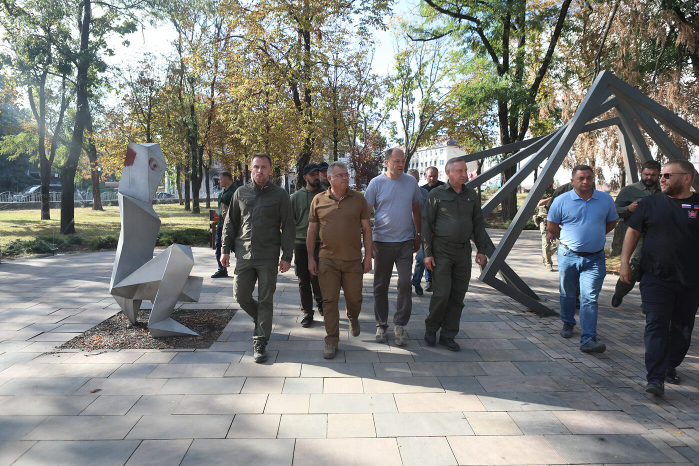 Андрей Скоблов и губернатор Санкт-Петербурга Александр Беглов в оккупированном Россией Мариуполе