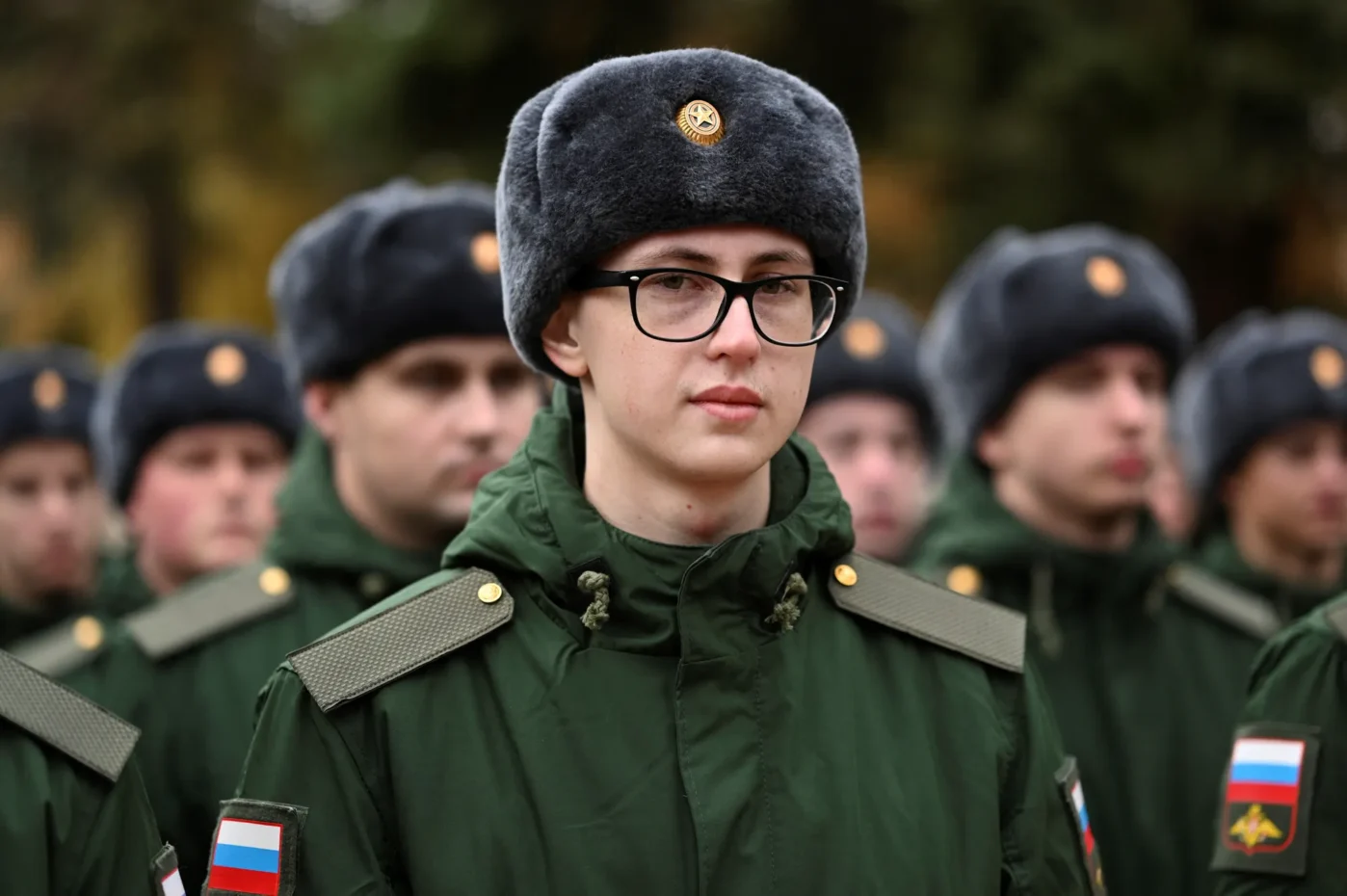 Российские призывники, призванные на военную службу во время осеннего призыва 2024, выстраиваются в очередь перед отправкой в ​​гарнизоны