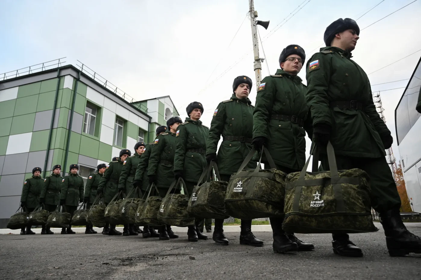 Российские призывники, призванные на военную службу во время осеннего призыва 2024, идут к автобусу перед отправкой в ​​гарнизоны