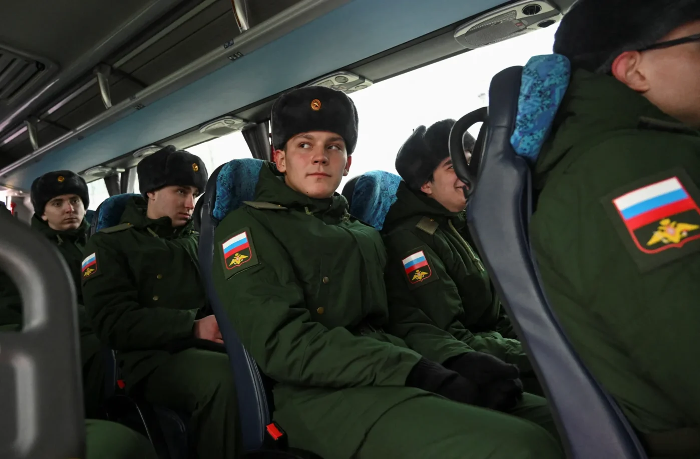 Российские призывники, призванные на военную службу во время осеннего призыва 2024, сидят в автобусе перед отправкой в ​​гарнизоны