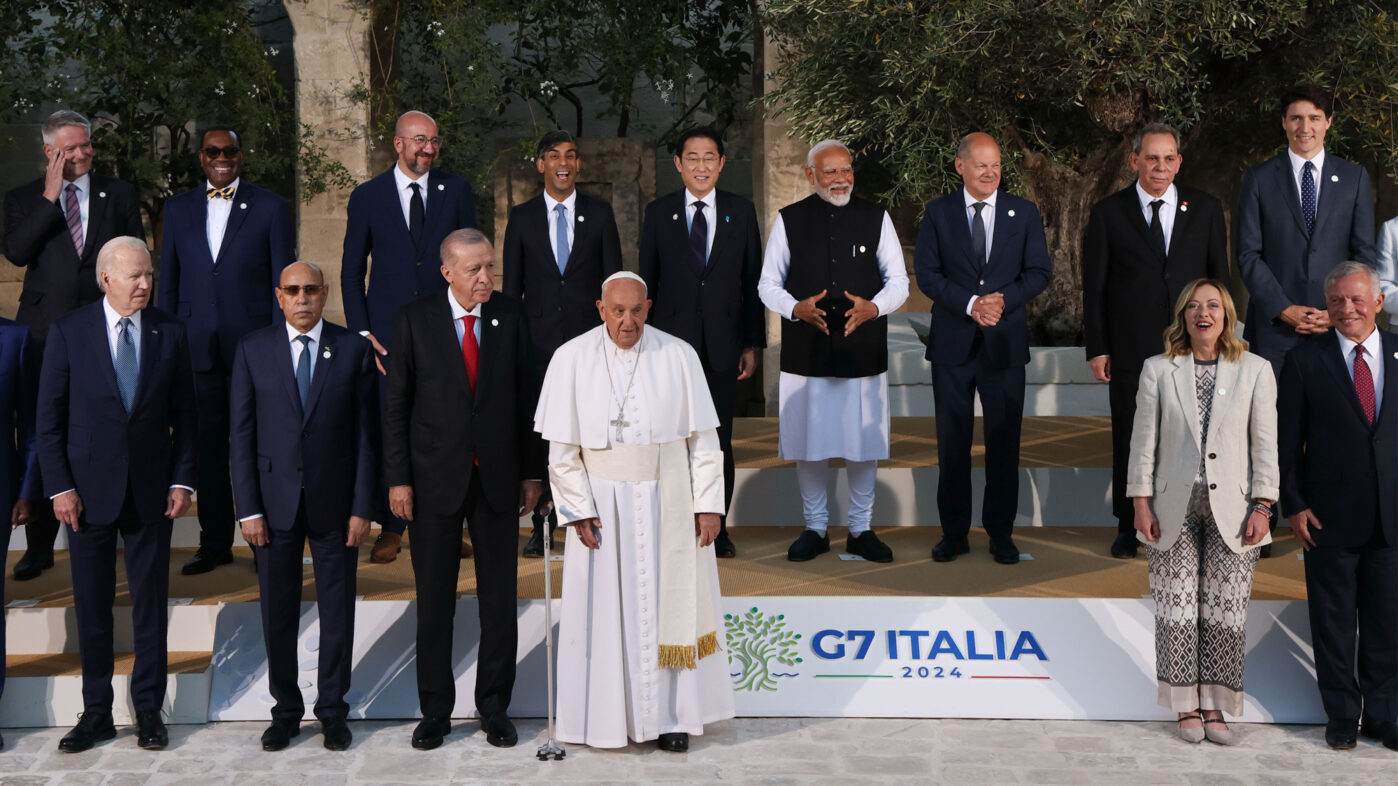 Папа Франциск, лидеры стран G7 и стран-участниц во время саммита лидеров стран G7 в Борго-Эньяция в Фазано