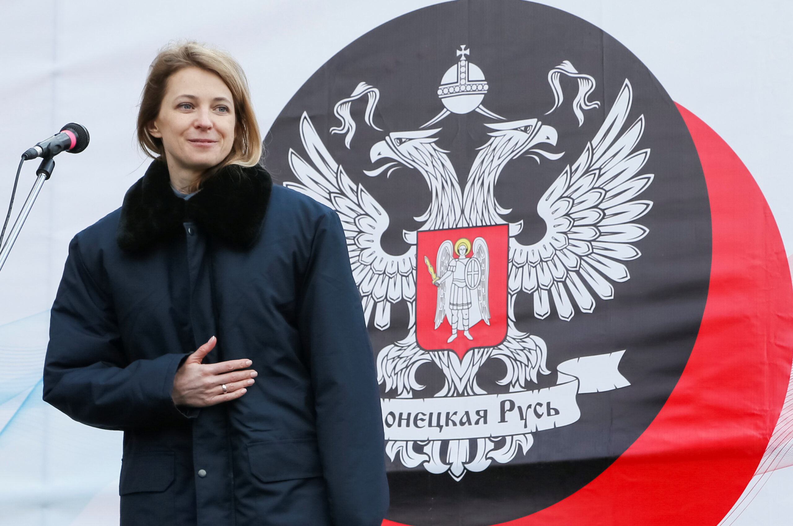 Некогда Наталья Поклонская участвовала в крестных ходах с иконой Николая II, сейчас позирует на фоне неоязыческих рун