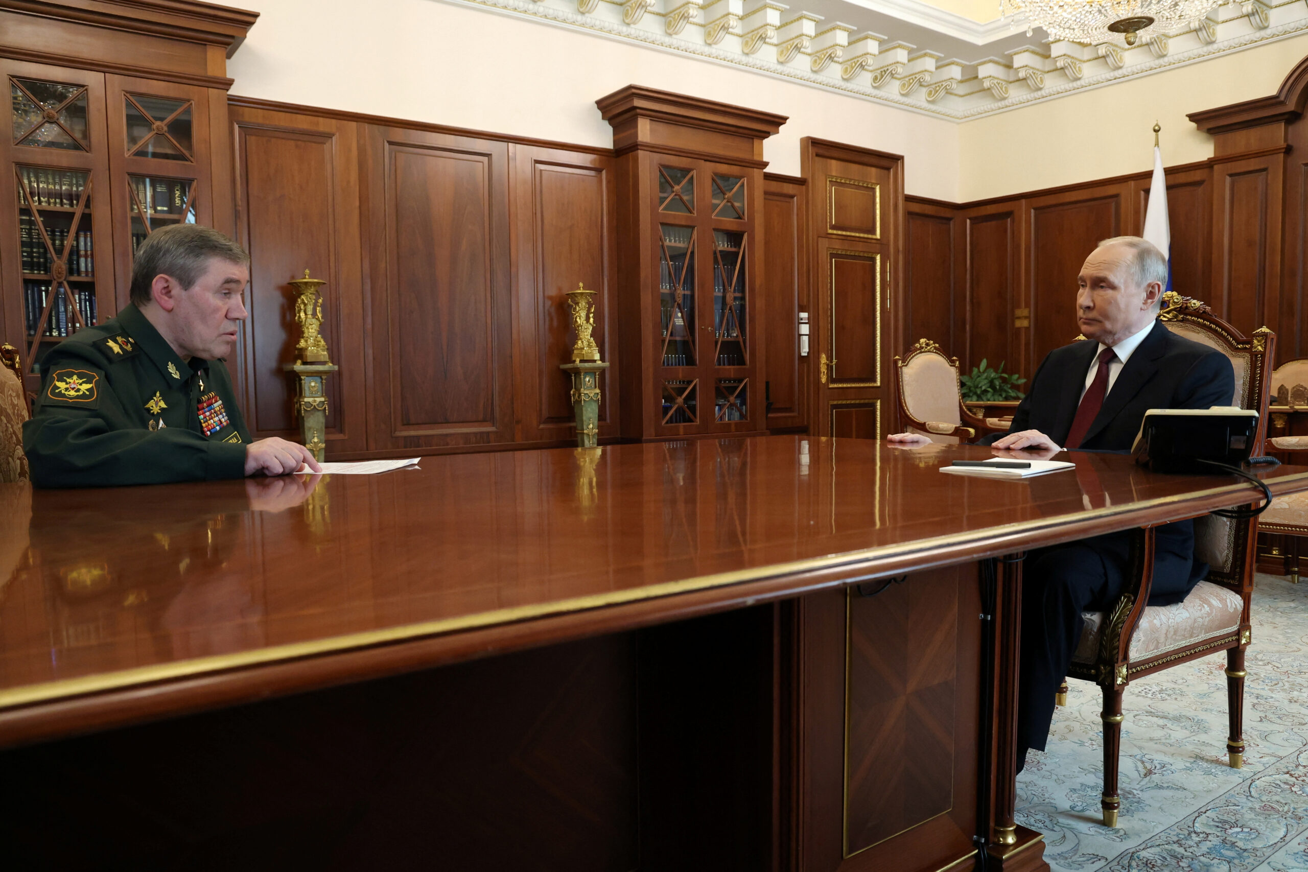 В Великую субботу накануне Пасхи, Россия и Украина провели масштабный обмен военнопленными, а Путин объявил о перемирии