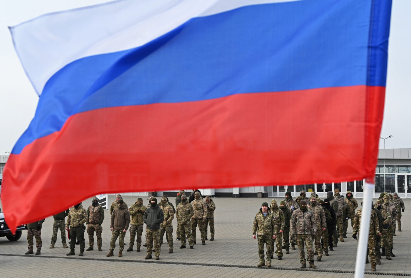 Российские военнослужащие принимают участие в церемонии получения новой военной техники в Ростове-на-Дону 23 февраля 2025 года